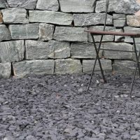 Steine: Canadian Slate Schwarz mit Trockenmauer